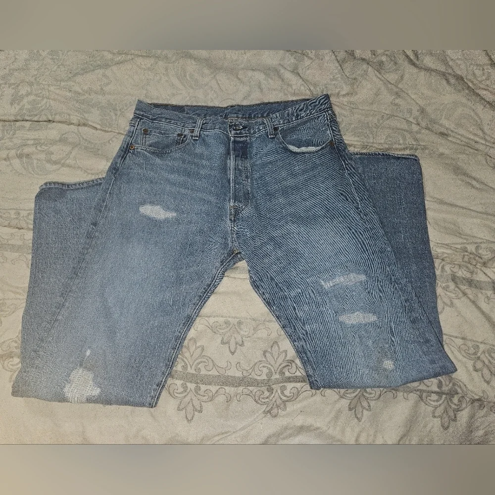 Vintage Distressed Levis 501 Jeans 4 Button Closure!